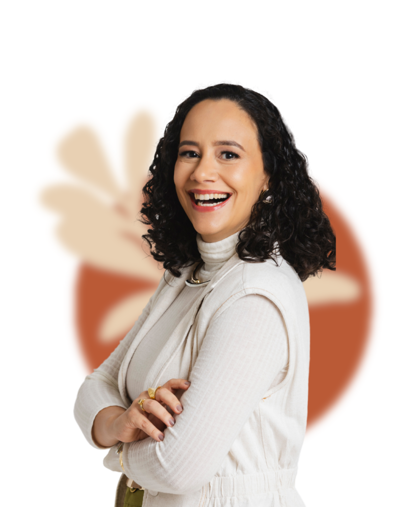 Dra. Sara Cristina, gastroenterologista, sorrindo de braços cruzados